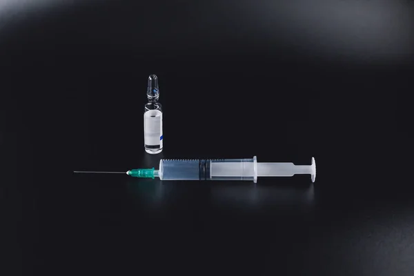 Injekční Stříkačka Farmaceutická Lahvička Kovové Barevné Zemi — Stock fotografie
