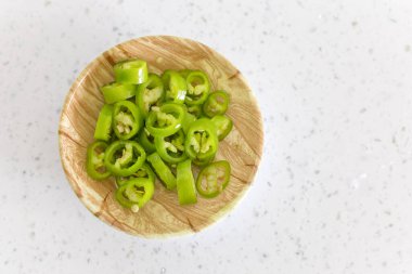 Tabakta doğranmış yeşil biber