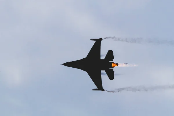 Una Silueta F16 Realizando Vuelo Demostración — Foto de Stock