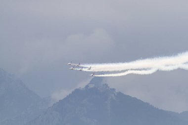 Türk ordu uçakları hava gösterisi yapıyor