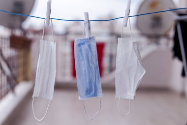 Yüz maskesini bir ipe asarak kurutmak.