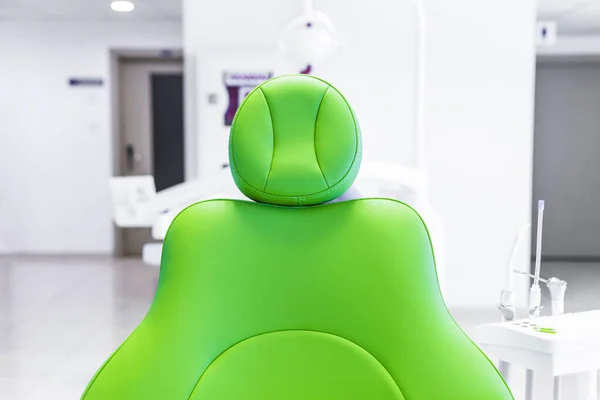 Yeşil dişçi koltuğu ve malzemeler