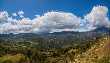 Türkiye 'deki Antalya dağlarından bahar manzarası