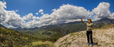 Antalya 'da dağda selfie çeken bir kadın yürüyüşçü.