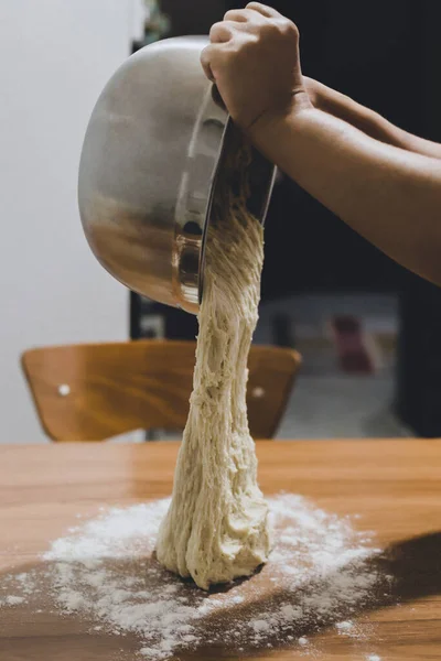 Mani Una Donna Che Pasta Con Guanti Plastica Sul Tavolo — Foto Stock