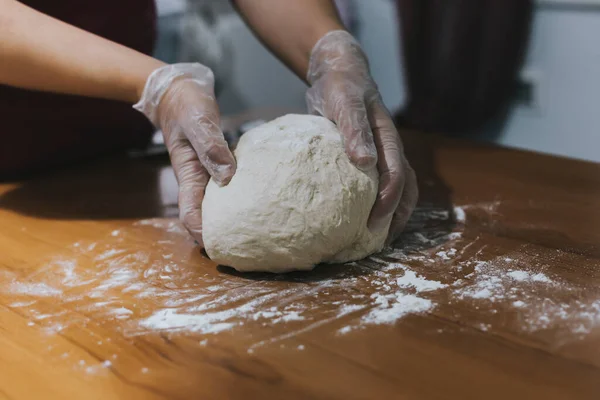 Mains Une Femme Fabriquant Pâte Avec Des Gants Plastique Sur — Photo