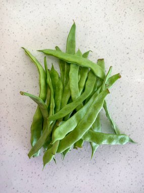 Mutfak tezgahında yıkanmış taze fasulyeler.