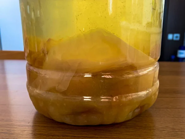 Sirke kabında sirkeli anne.