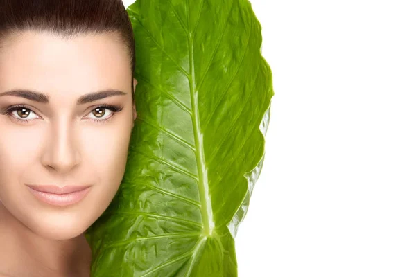 Hermosa chica spa con hoja verde sobre fondo blanco — Foto de Stock