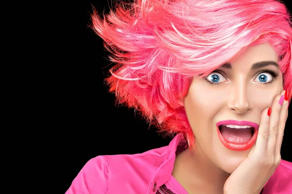 Удивлена Симпатичная Молодая Женщина Градиентными Розовыми Волосами Открытым Ртом Рукой — стоковое фото
