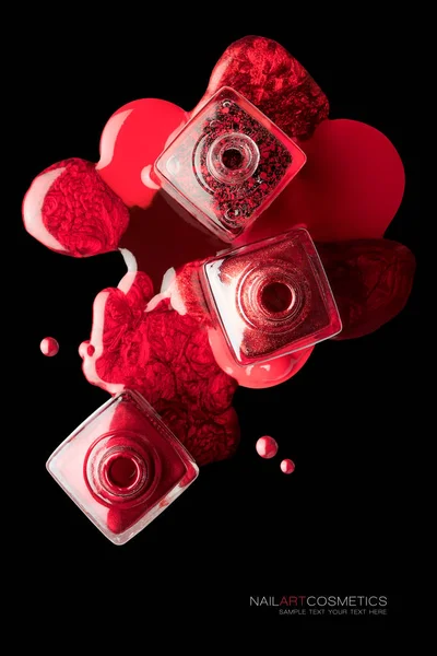 Concept de vernis à ongles avec laque rouge métallique tendance — Photo