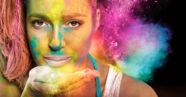 Bella giovane donna che celebra holi festival del colore — Foto Stock