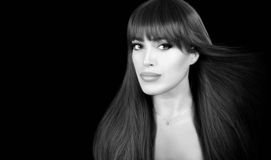Tek renkli güzel model kız, sağlıklı uzun saçlı ve kıvırcık saçlı.