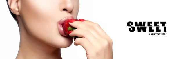Heitere Schönheit mit roter Maniküre, die gesunde Beeren genießt — Stockfoto