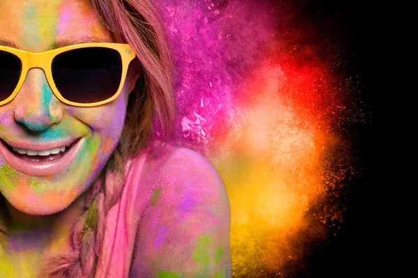 Feliz rindo jovem mulher gostando de celebrar Holi — Fotografia de Stock