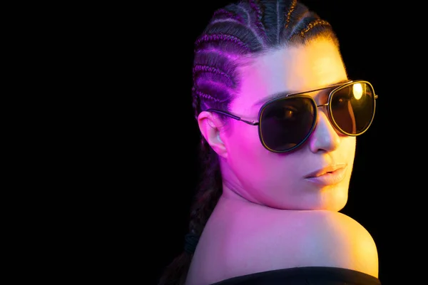 Mujer joven con estilo con pelo trenzado y gafas de sol grandes —  Fotos de Stock