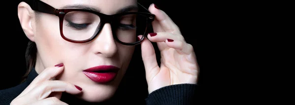 Piękna młoda kobieta w okularach. korekcja wzroku, optomy — Zdjęcie stockowe