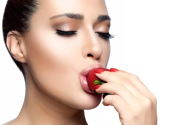 Belleza serena con manicura roja saboreando fresa fresca saludable — Foto de Stock