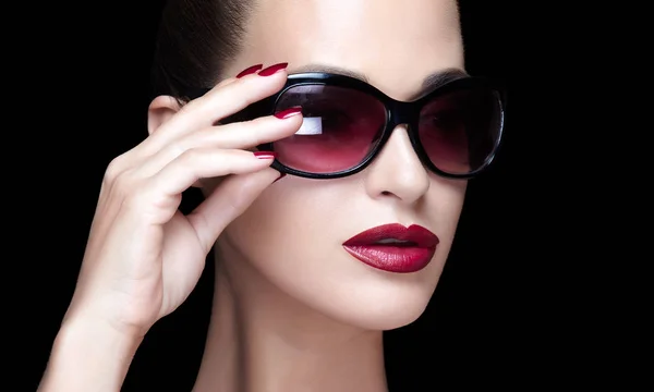 Stylish woman with perfect makeup and fashion sunglasses — Stock Photo, Image