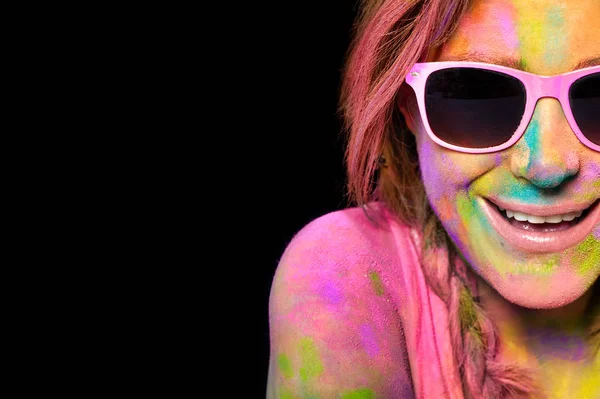 Mutlu genç kadın, renkli kutsal tozla kaplanmış. — Stok fotoğraf