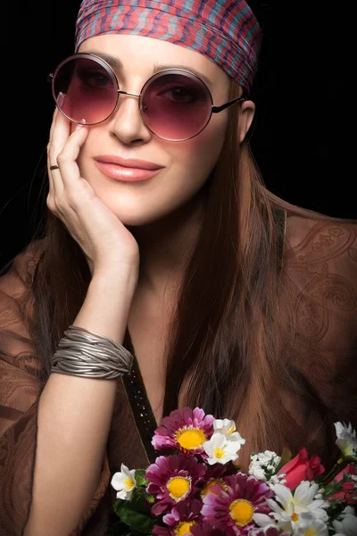 Belle jeune femme portant des lunettes de soleil surdimensionnées — Photo