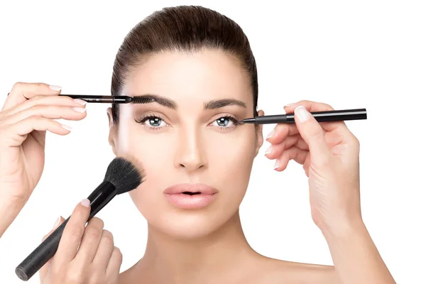 Make-up-Konzept. wunderschöne Frau mit Make-up-Tools — Stockfoto