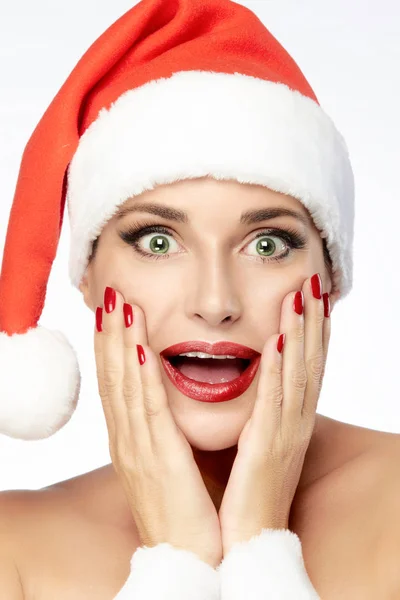 Femme de Noël dans le chapeau de Père Noël avec une expression surprise isolé — Photo