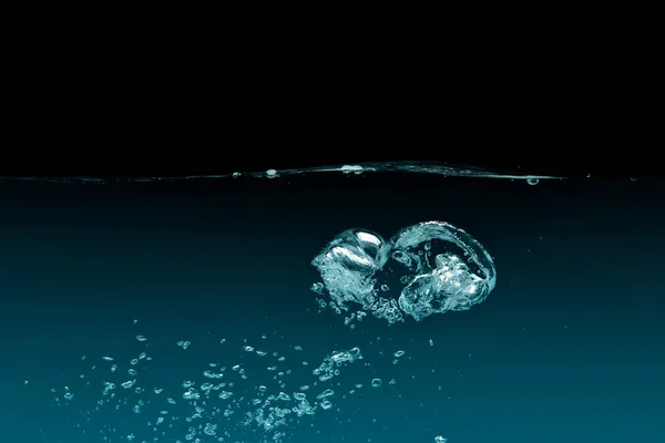Здорова і прісна вода з повітряними бульбашками — стокове фото