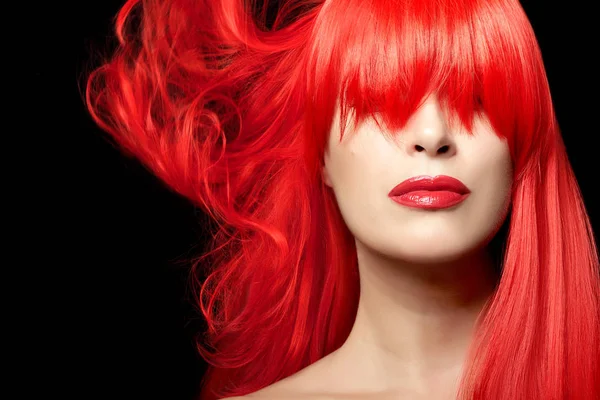 黒を背景に赤い髪の若い女性 — ストック写真