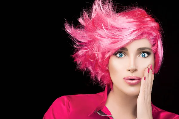 Modelka model dziewczyna ze stylowo farbowane różowe włosy — Zdjęcie stockowe