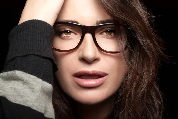 Schöne junge Frau mit trendiger Brille — Stockfoto