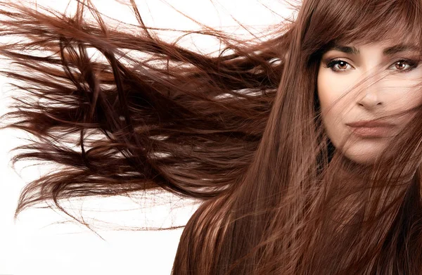 Mulher bonita com lindo cabelo castanho longo — Fotografia de Stock