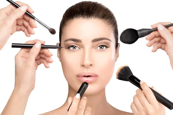 Konsep kecantikan dan kosmetik. Wajah yang cantik. Proses makeup — Stok Foto