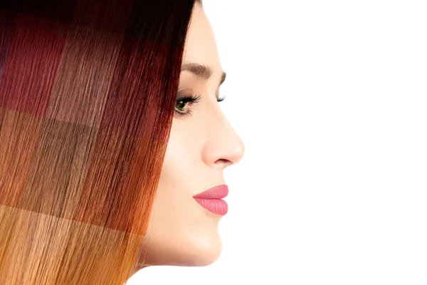 Färgat hår koncept. Skönhet modell med färgglada färgat hår — Stockfoto