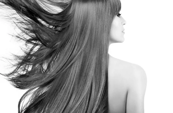Schönheitsmodel mit wunderschönen langen Haaren, die zur Seite wehen — Stockfoto