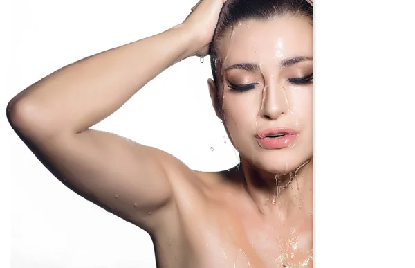 Wellnessfrau. junge schöne Frau unter der Dusche — Stockfoto