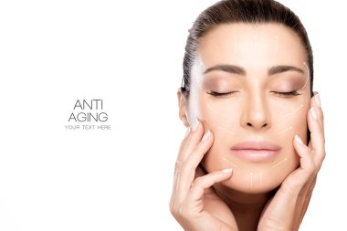 Cerrahi ve Anti kavramı yaşlanma. Güzellik Spa kadın yüz