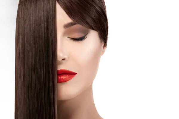 Vacker kvinna med friskt långt hår. Rak behandling — Stockfoto