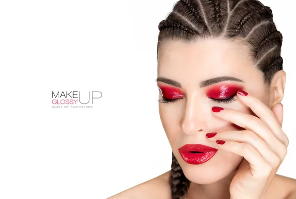 Hermosa mujer de pelo trenzado con maquillaje rojo brillante —  Fotos de Stock