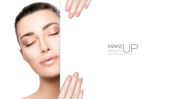 Skönhet makeup och nagelkonst koncept. Vacker sensuell kvinna med felfri hy. — Stockfoto