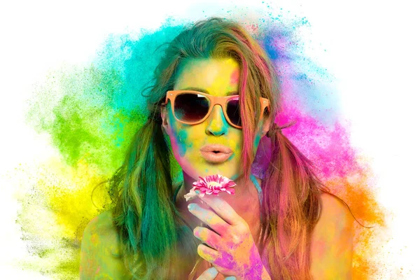 Mooie vrouw bedekt met regenboog gekleurd poeder. Holi Colors f — Stockfoto