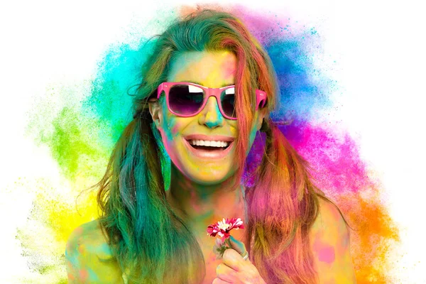 Hermosa mujer cubierta de polvo de color arco iris. Festival de Holi — Foto de Stock