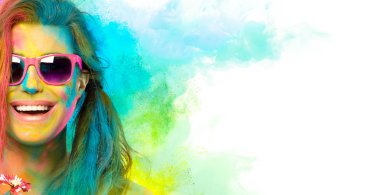 Holi festivalini kutlayan güzel, neşeli genç bir kadın. Colo.