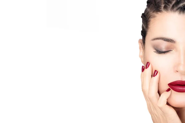 Schönes geflochtenes Haarmodell mit matten roten Lippen und gepflegtem Nai — Stockfoto