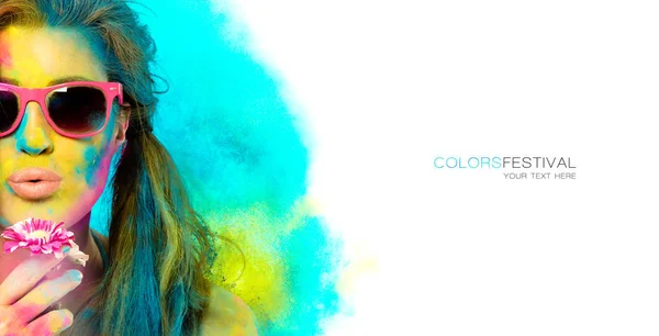 Hermosa mujer joven cubierta de polvo de color arco iris. Colores — Foto de Stock