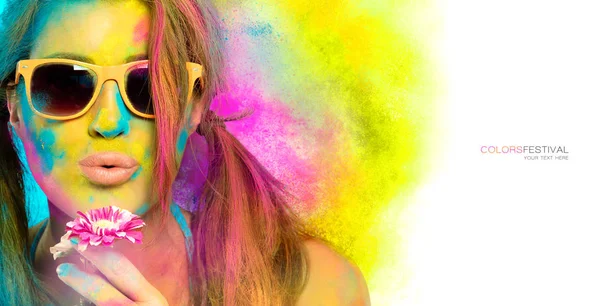 Schöne junge Frau in regenbogenfarbenem Puder bedeckt. Farben — Stockfoto