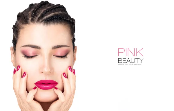 Schöne Mode Mädchen mit geflochtenen Haaren, rosa Lippenstift, Nägel ein — Stockfoto