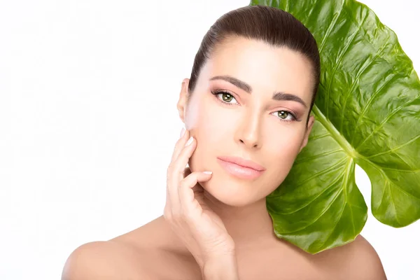 Concepto de cuidado de la piel. Belleza mujer spa y hoja verde — Foto de Stock