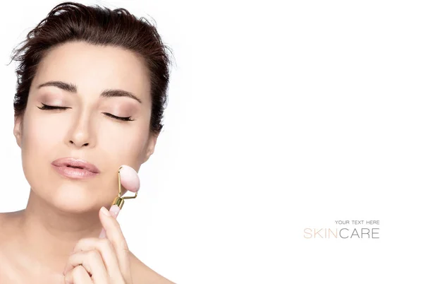 Mulher bonita com pele limpa fresca saudável usando um rolo de rosto — Fotografia de Stock
