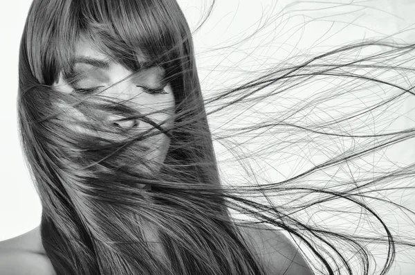 Vacker modell flicka med friska glänsande långa hår viftar åt sidan — Stockfoto